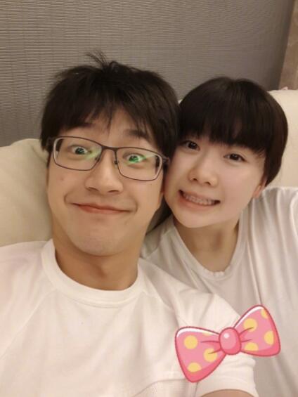 福原爱深夜晒与老公合照表情呆萌