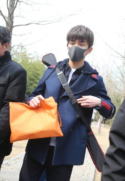 吴磊北电复试现身 身材高挑帅气逼人！