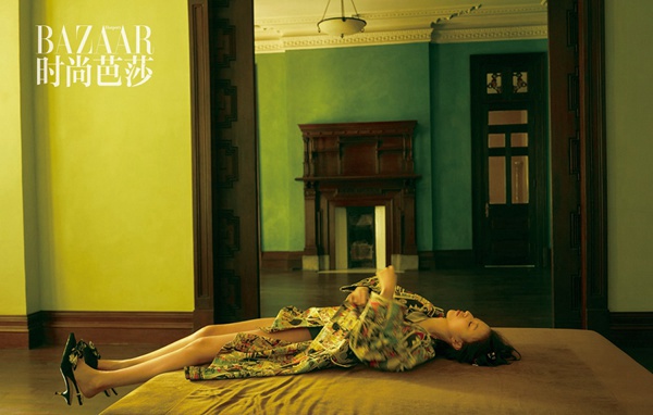王悦伊登《时尚芭莎》 复古魅惑梦游时空