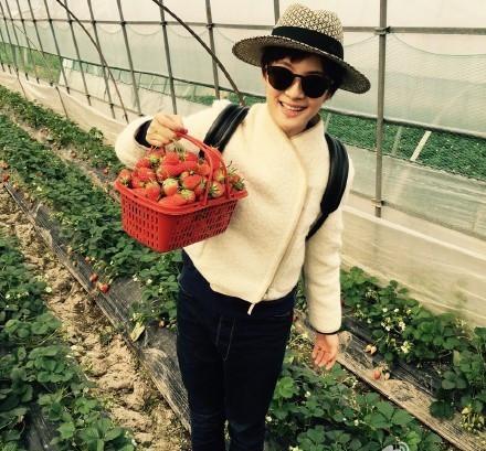 孙俪带孩子摘草莓 等等和花花太萌了