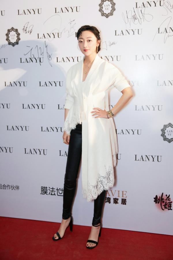 张瑶受邀观秀干练帅气 黑白搭玩转“佛系”极简风