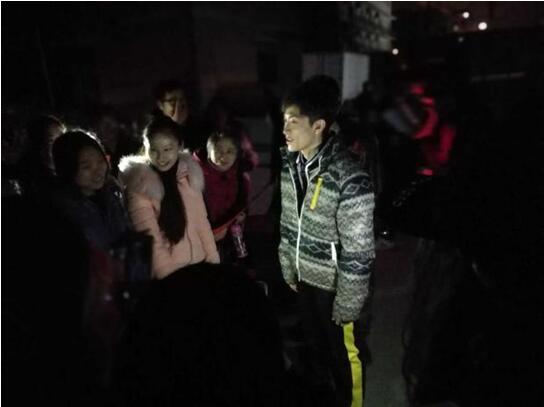 超暖心！张一山录制《这就是铁甲》包车送粉丝