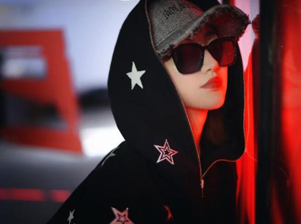 景甜超酷look曝光 摩登小姐姐帅气上线开撩