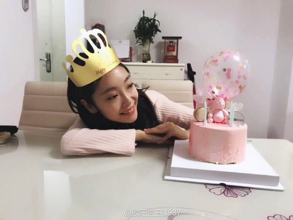 贾宝玉晒全家福 娇妻爱女颜值高