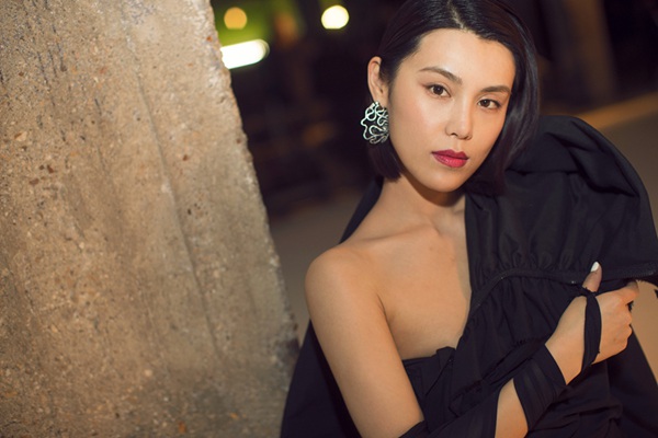 韩丹彤亮相巴黎时装周看秀 简约黑裙率性气场足