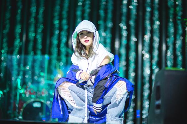 何洁生日会在成都温情开唱 以歌为伴暖心互动气氛嗨