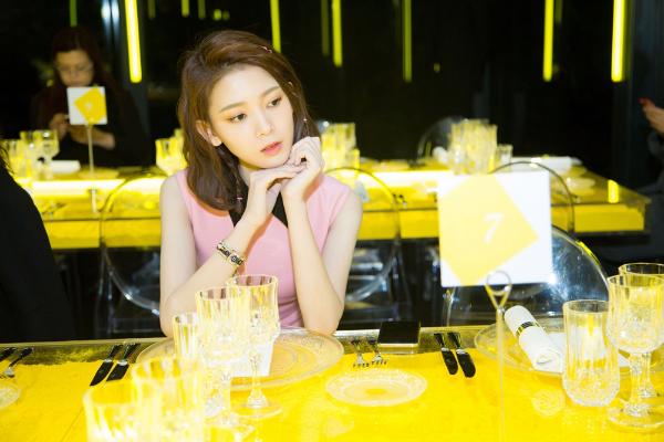 陈瑶粉色长裙娇俏迷人 回眸甜笑少女感满满!