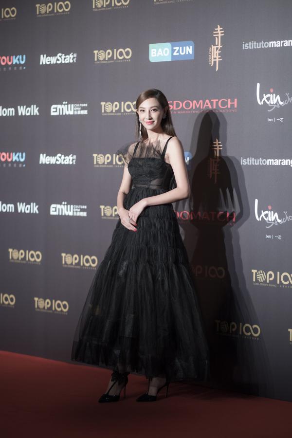 郑希怡亮相外滩上海时装周 与众妈妈团一起头排看秀