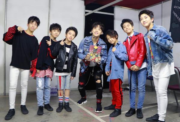 BOY STORY 惊艳亮相元宵喜乐会 向前辈何炅任嘉伦刘宪华问候献礼