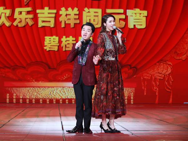 王祖蓝李亚男元宵晚会 浪漫牵手献唱花好月圆夜