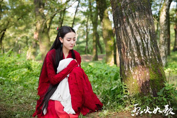 《烈火如歌》迪丽热巴诠释少女进阶史 不怕受伤勇敢挑战打戏