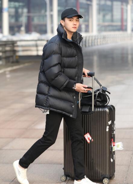 《凤囚凰》许凯曝机场写真 古装偶像变时尚icon