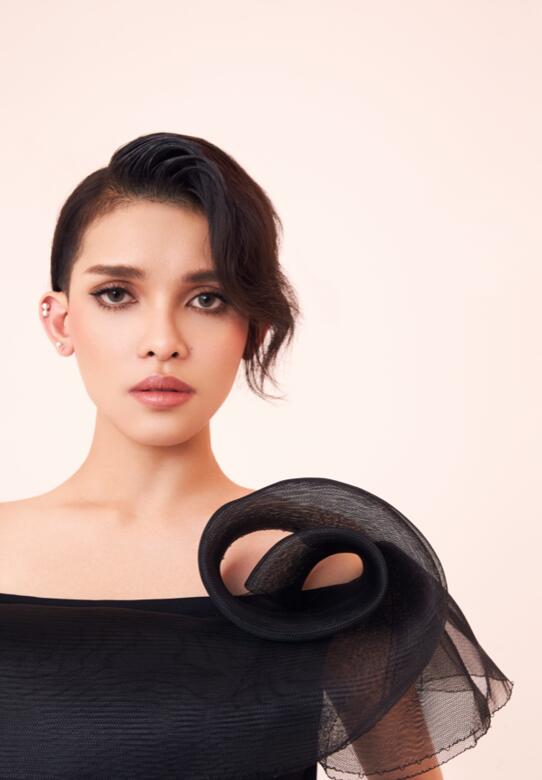 KZ谭定安最新写真大片质感足 多套look格调清新自然