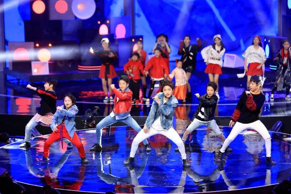 BOY STORY 惊艳亮相元宵喜乐会 向前辈何炅任嘉伦刘宪华问候献礼