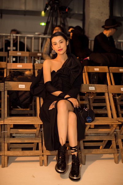 韩丹彤亮相巴黎时装周看秀 简约黑裙率性气场足