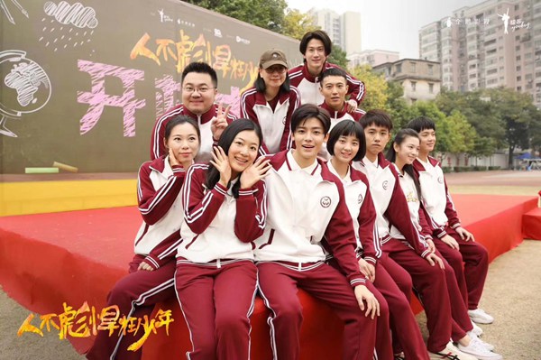 万鹏《人不彪悍枉少年》杀青，“大奔”继续奔向未来