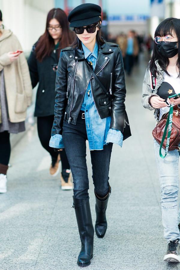 “行走的种草机”王子文现身机场 独特潮酷感亲身示范经典机车风