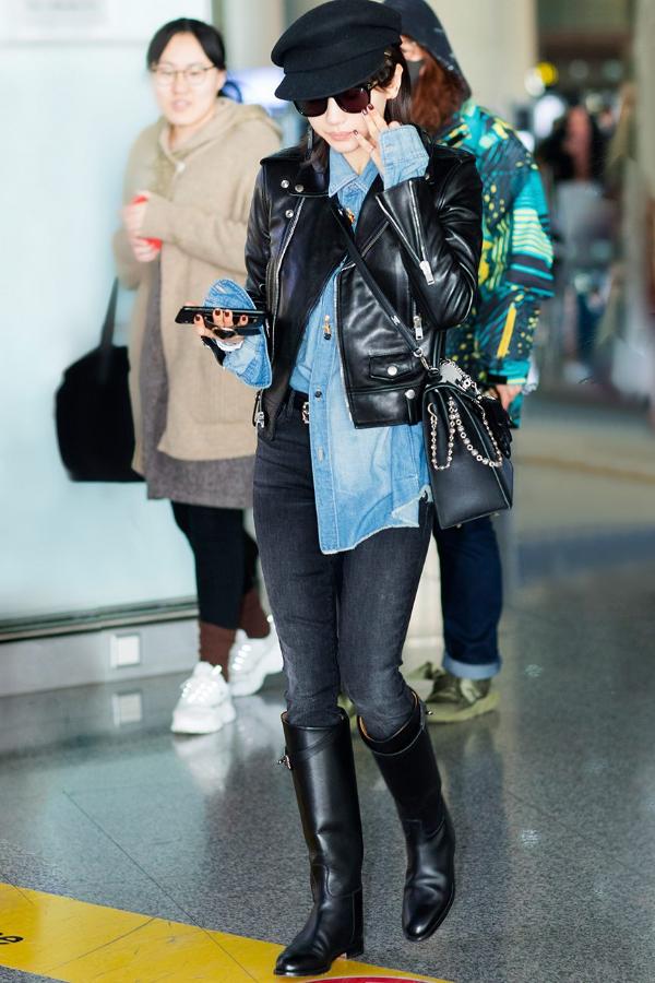 “行走的种草机”王子文现身机场 独特潮酷感亲身示范经典机车风