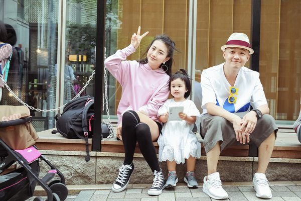 包文婧一家三口游日本 其乐融融温馨无比