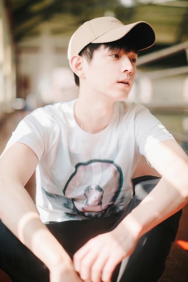文苡帆春日写真少年感满满 即将进组拍摄《蜜汁炖鱿鱼》