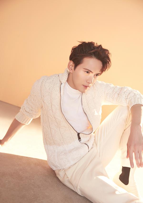 徐正溪开年时尚大片 眼神冷峻撩力十足