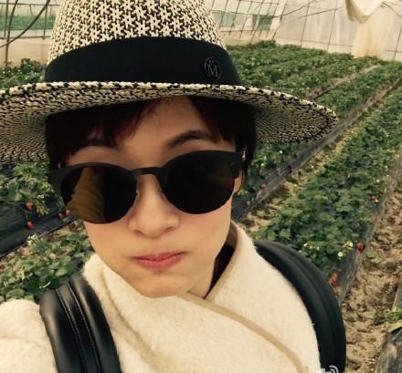 孙俪带孩子摘草莓 等等和花花太萌了