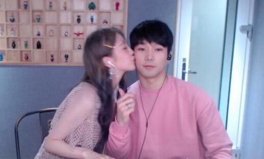 韩团男偶像G.O直播秀恩爱 郑丙熙女友是谁