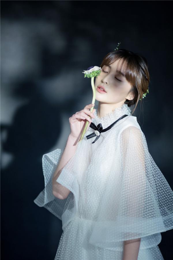 汤晶晶曝白衣仙气写真 清新婉约尽显纯净气质