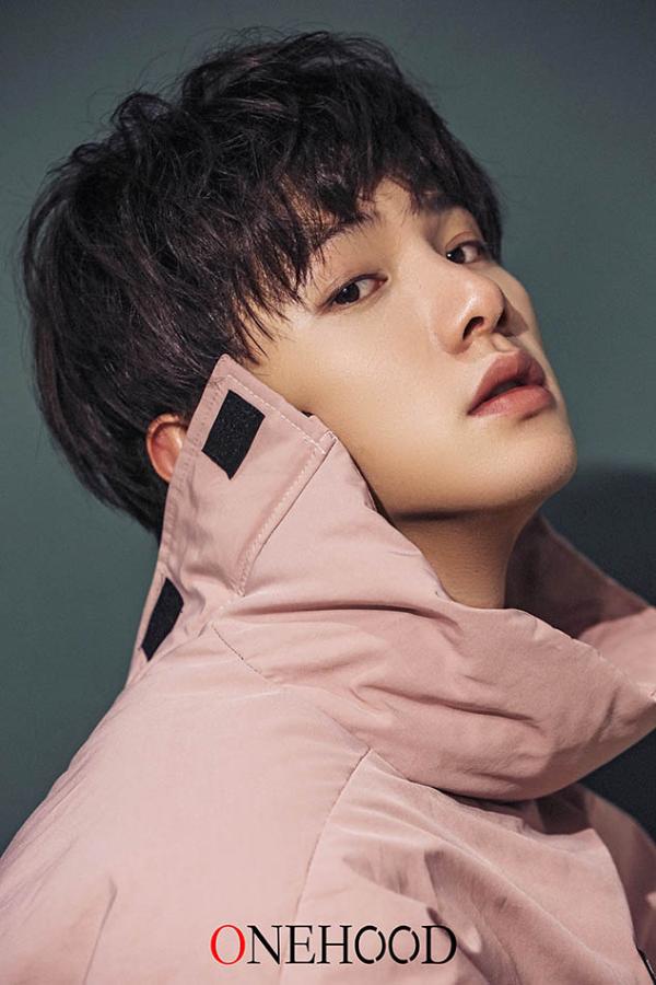 黄圣池最新大片酷炫迷幻 眼眸深邃释放不羁真我