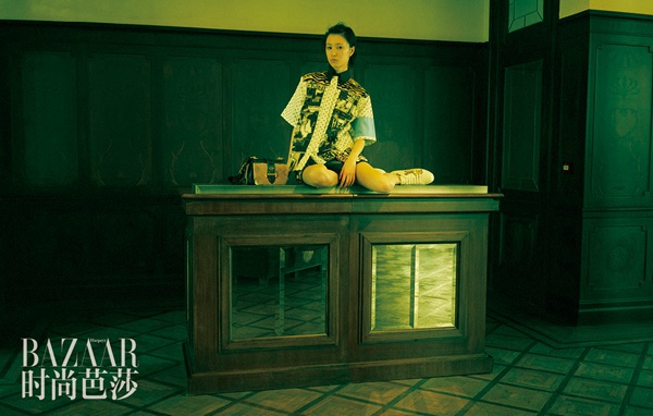 王悦伊登《时尚芭莎》 复古魅惑梦游时空