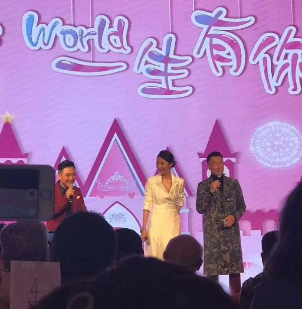 孙红雷女儿百日宴 抱女儿一脸幸福！