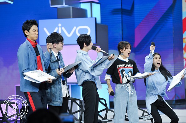 张碧晨做客快乐大本营 解锁“人比花娇”新姿势