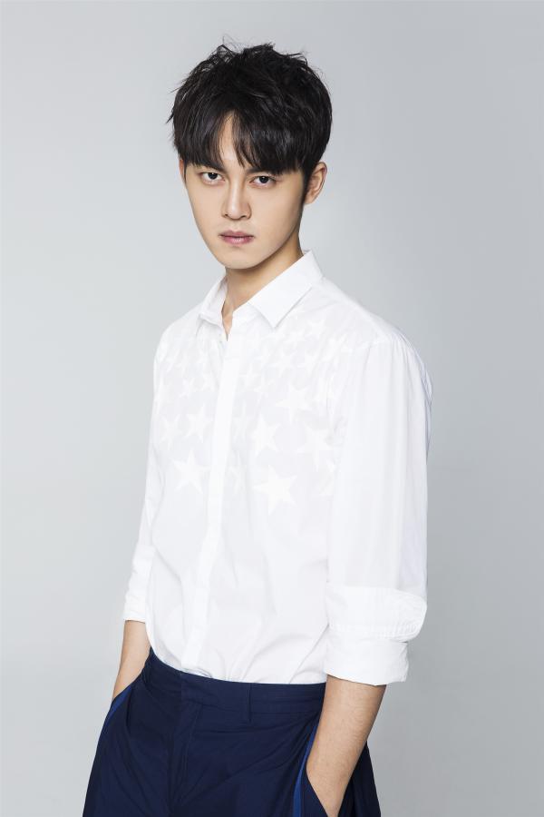 谢彬彬曝素雅写真 双腿修长格外吸睛