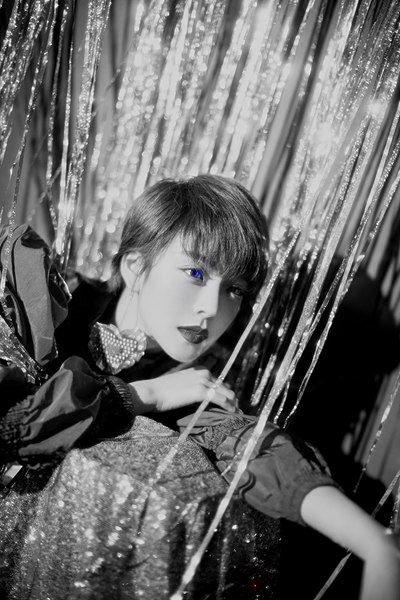 种丹妮新写真玩转迷幻风 流光间化身闪光少女