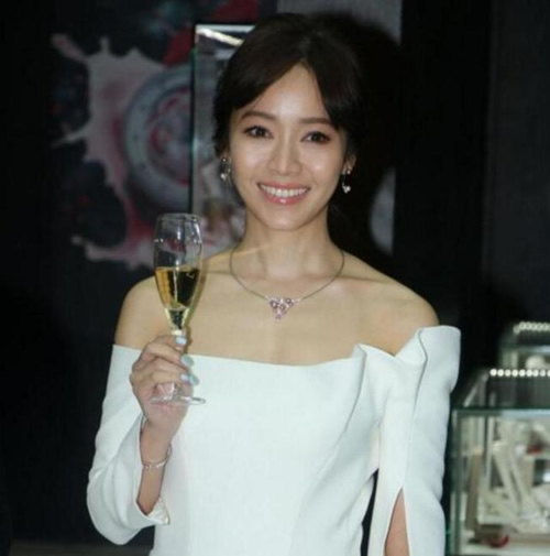 侯佩岑首次正面回应公公百万欠债