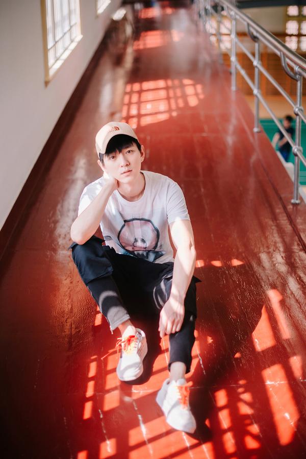 文苡帆春日写真少年感满满 即将进组拍摄《蜜汁炖鱿鱼》