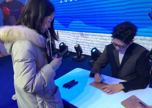 品冠新专辑长沙首签 献唱《如愿以偿》感动全场