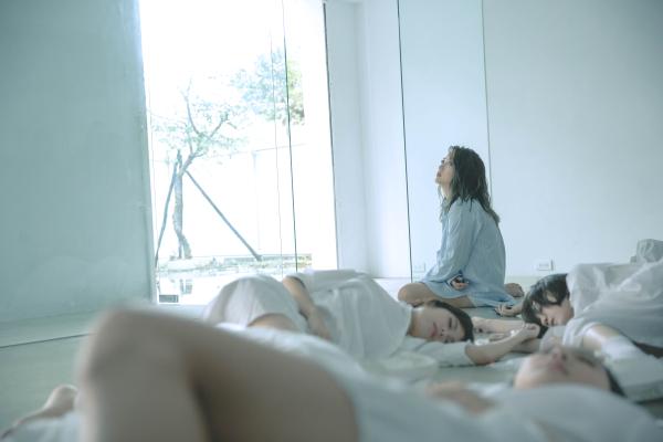 何洁《给陌生女孩的歌》MV温情上线 治愈系歌曲动人心弦