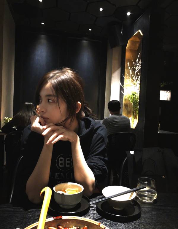 娜扎和妈妈素颜吃饭照，在妈妈镜头里成表情包