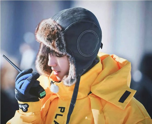 王俊凯遭私生饭围堵 疯狂粉丝高速上别车！