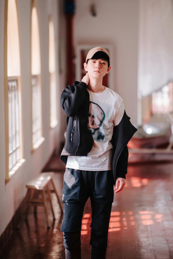 文苡帆春日写真少年感满满 即将进组拍摄《蜜汁炖鱿鱼》