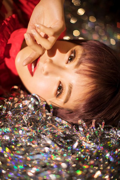 种丹妮新写真玩转迷幻风 流光间化身闪光少女