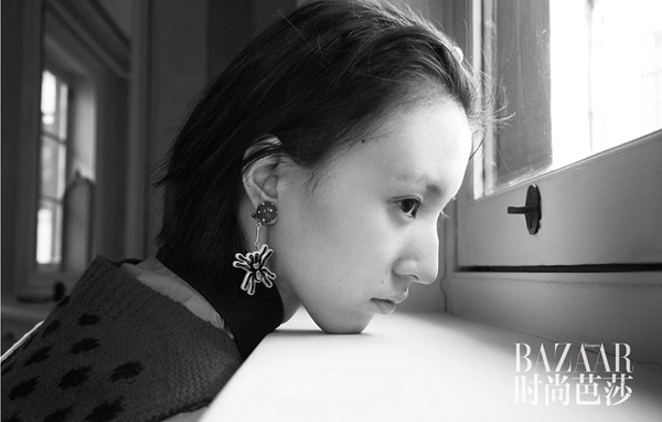 王悦伊登《时尚芭莎》 复古魅惑梦游时空