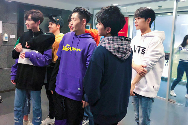 甜炸！白色情人节X玖少年团亲自上门送礼引围观