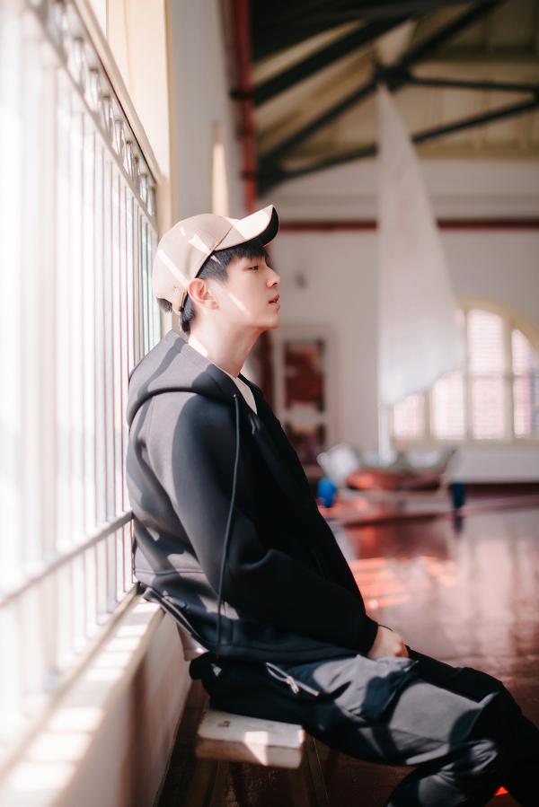 文苡帆春日写真少年感满满 即将进组拍摄《蜜汁炖鱿鱼》