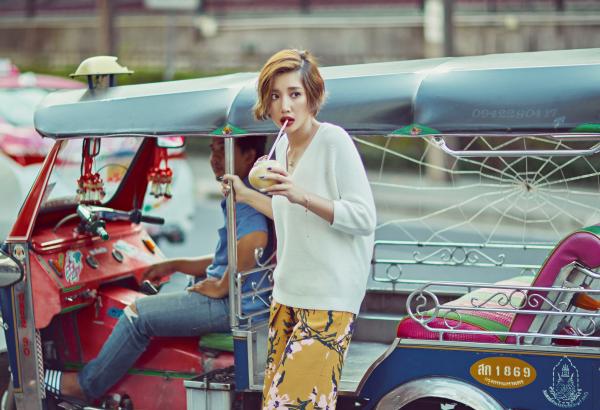 “天生歌姬”A-Lin游泰国登杂志封面！海滩长裙与骏马合影展万种风情