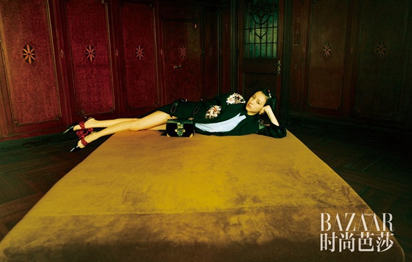 王悦伊登《时尚芭莎》 复古魅惑梦游时空