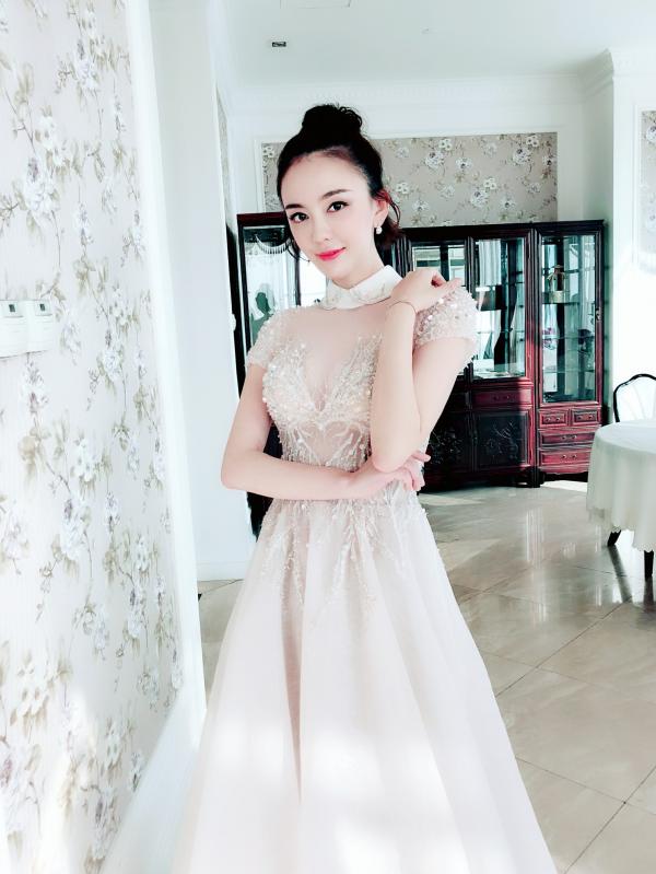 吕佳容出席活动再获奖 白色礼服高贵优雅显仙女气息