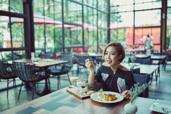 “天生歌姬”A-Lin游泰国登杂志封面！海滩长裙与骏马合影展万种风情