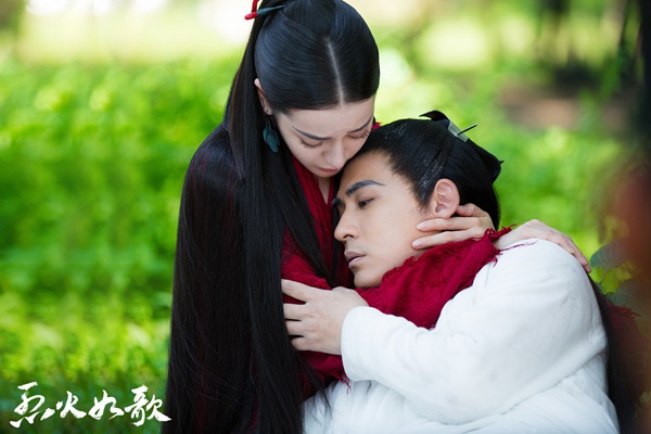 《烈火如歌》迪丽热巴诠释少女进阶史 不怕受伤勇敢挑战打戏